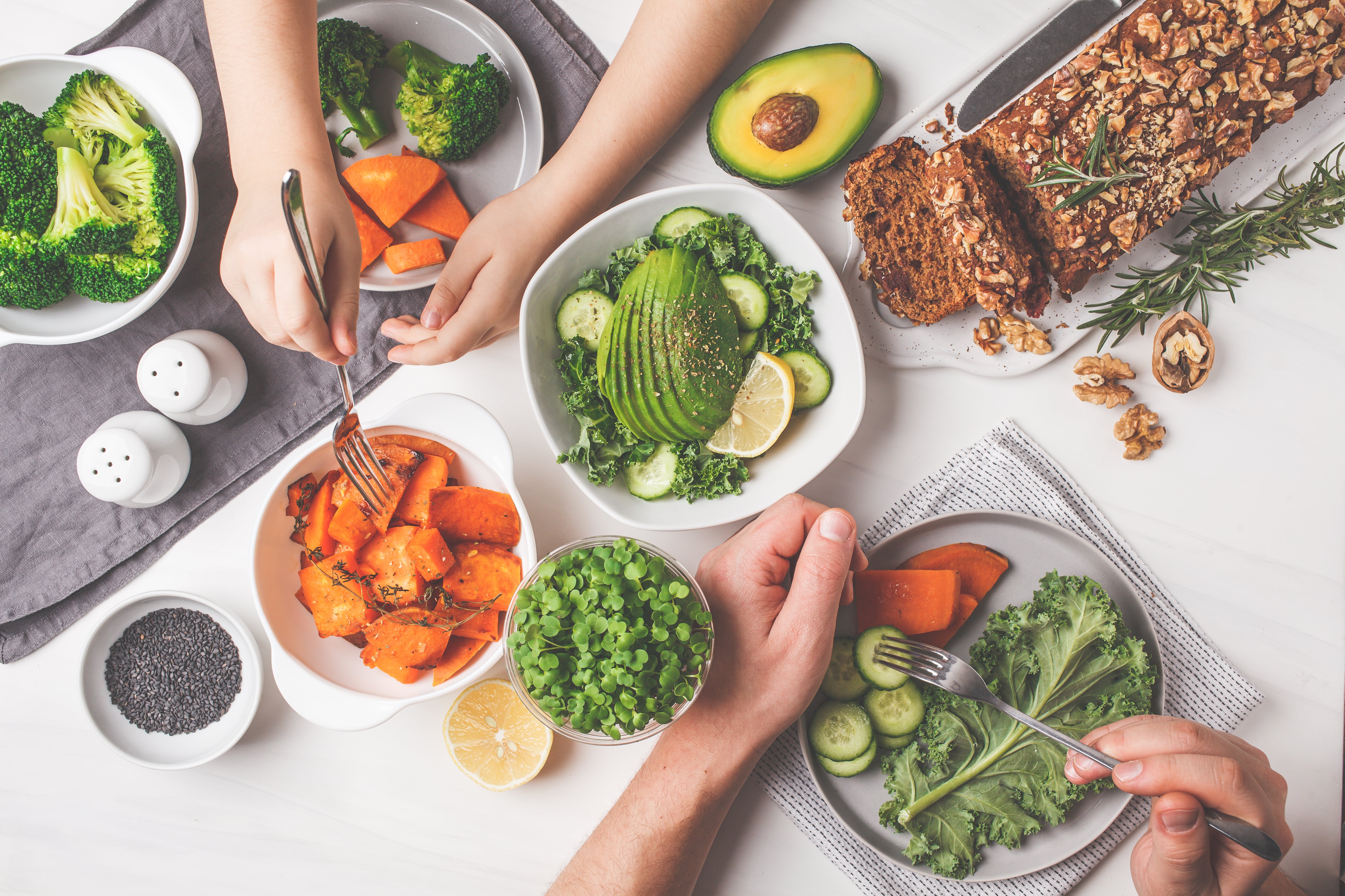 un-mari-et-une-femme-cuisinant-dans-la-cuisine-et-souriant