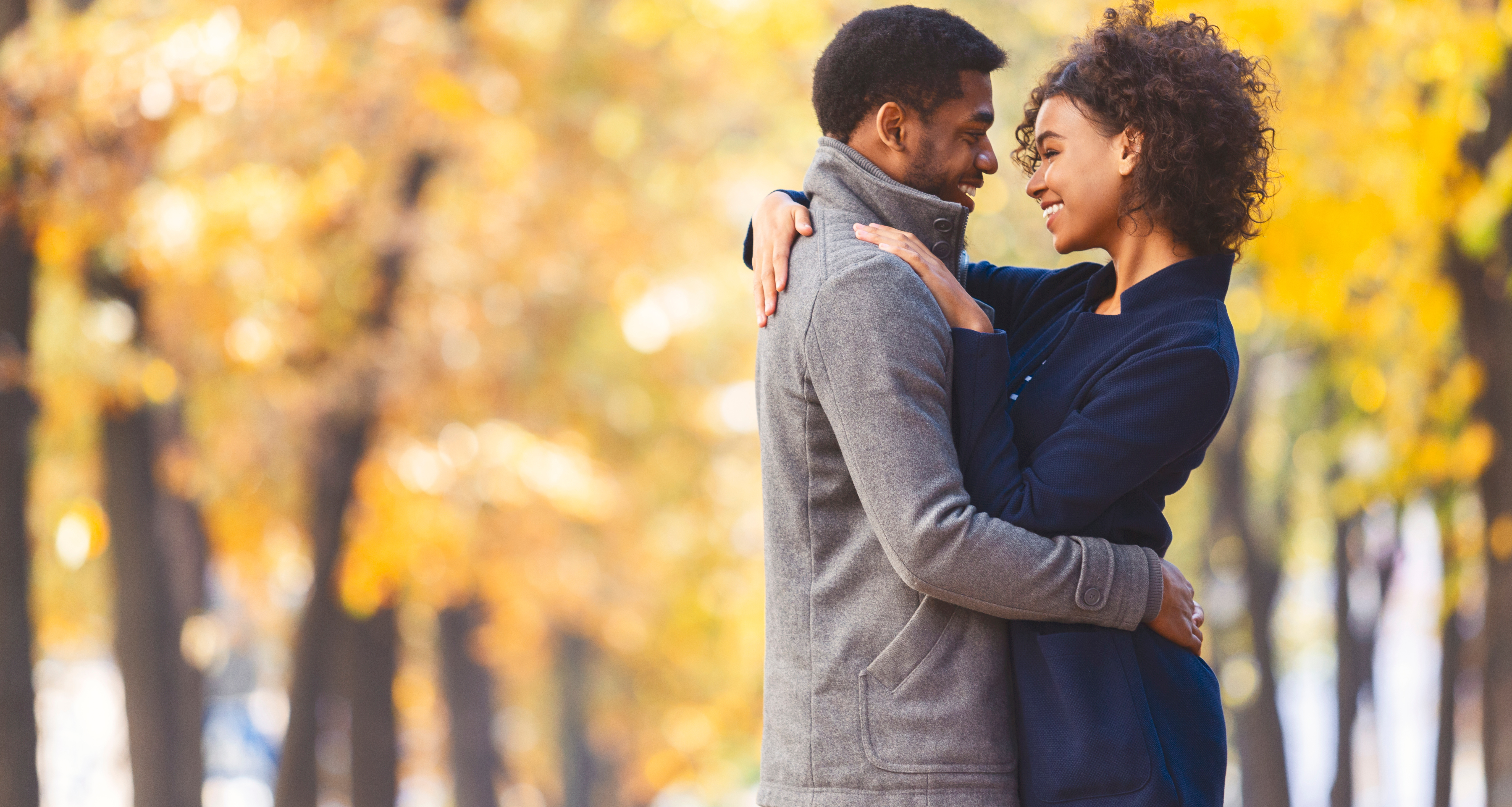  Couple s'embrassant et souriant dehors