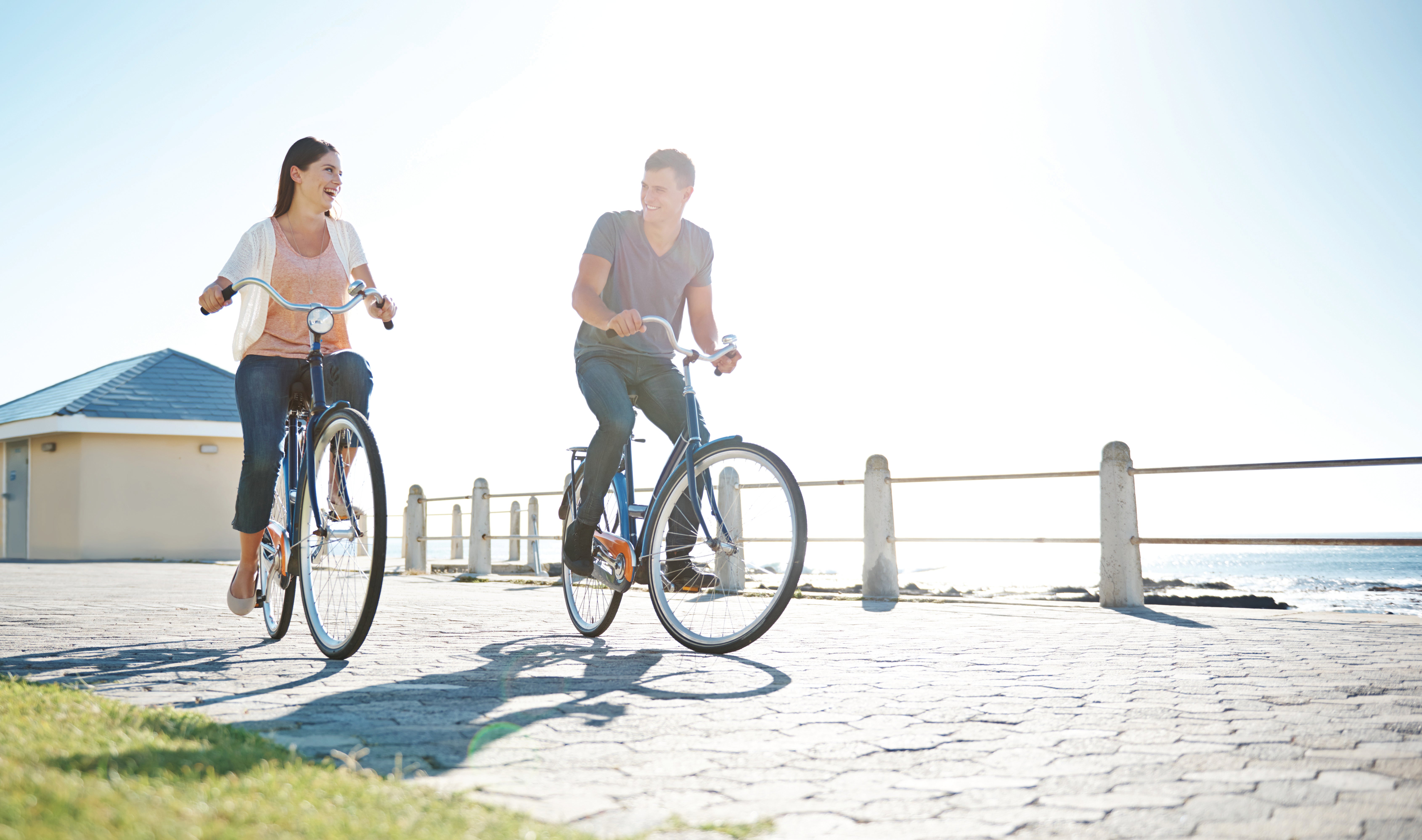 Un homme et des femmes faisant du vélo dehors par une journée ensoleillée