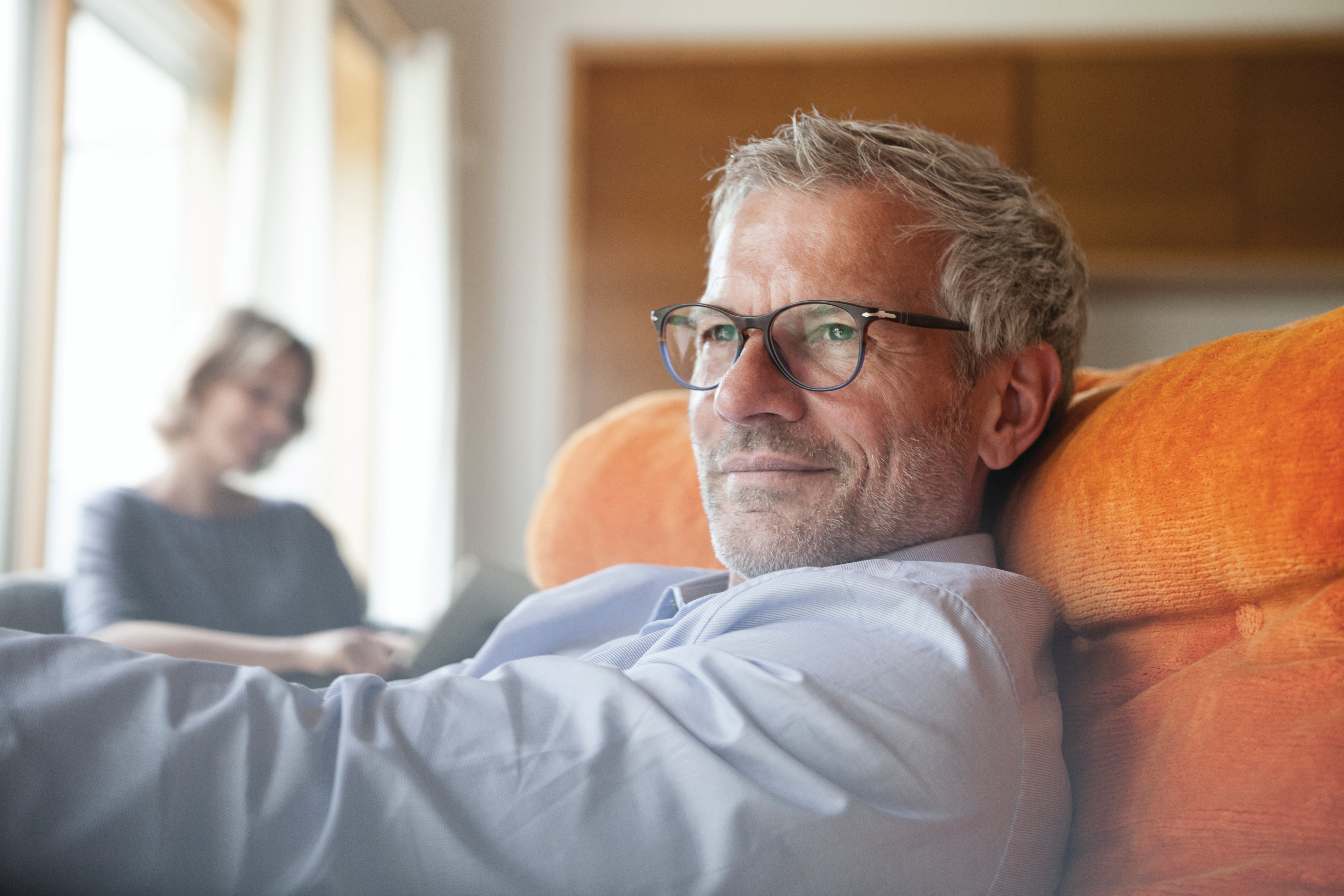 Homme relaxant sur le canapé