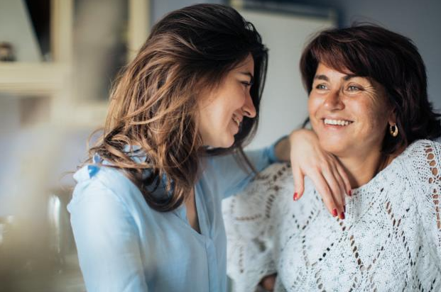 Une mère et sa fille souriant ensemble