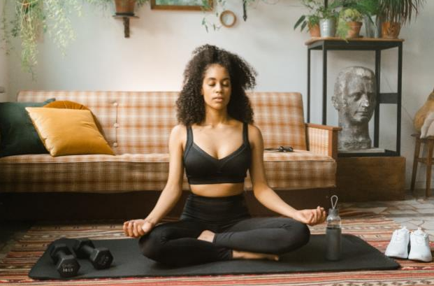  Femmes faisant du yoga dans son salon