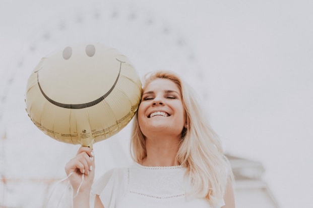 Femmes souriantes tenant un ballon souriant