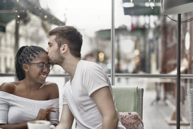 Un couple s'embrassant dans un café