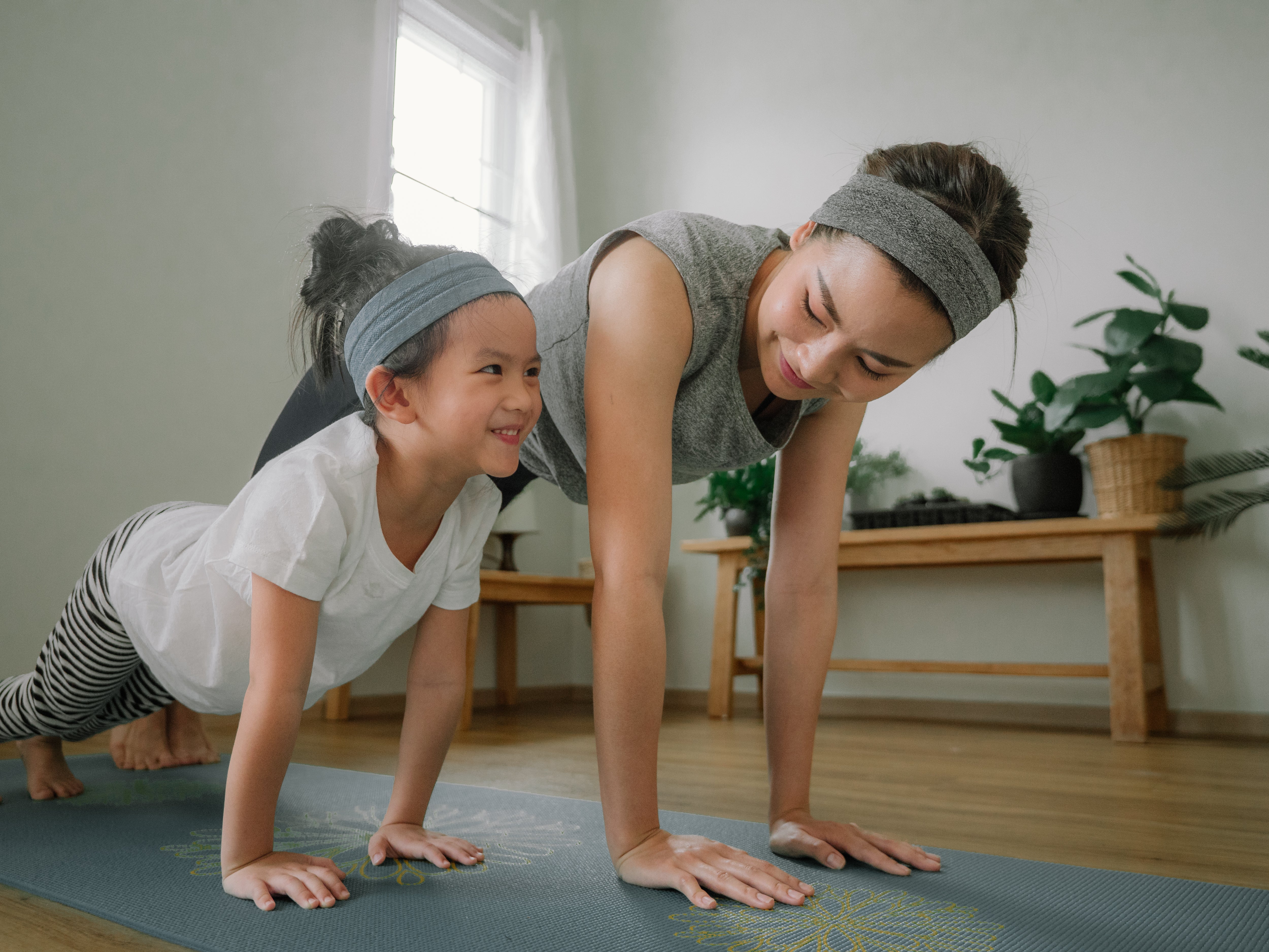 Maman et sa fille font du yoga ensemble