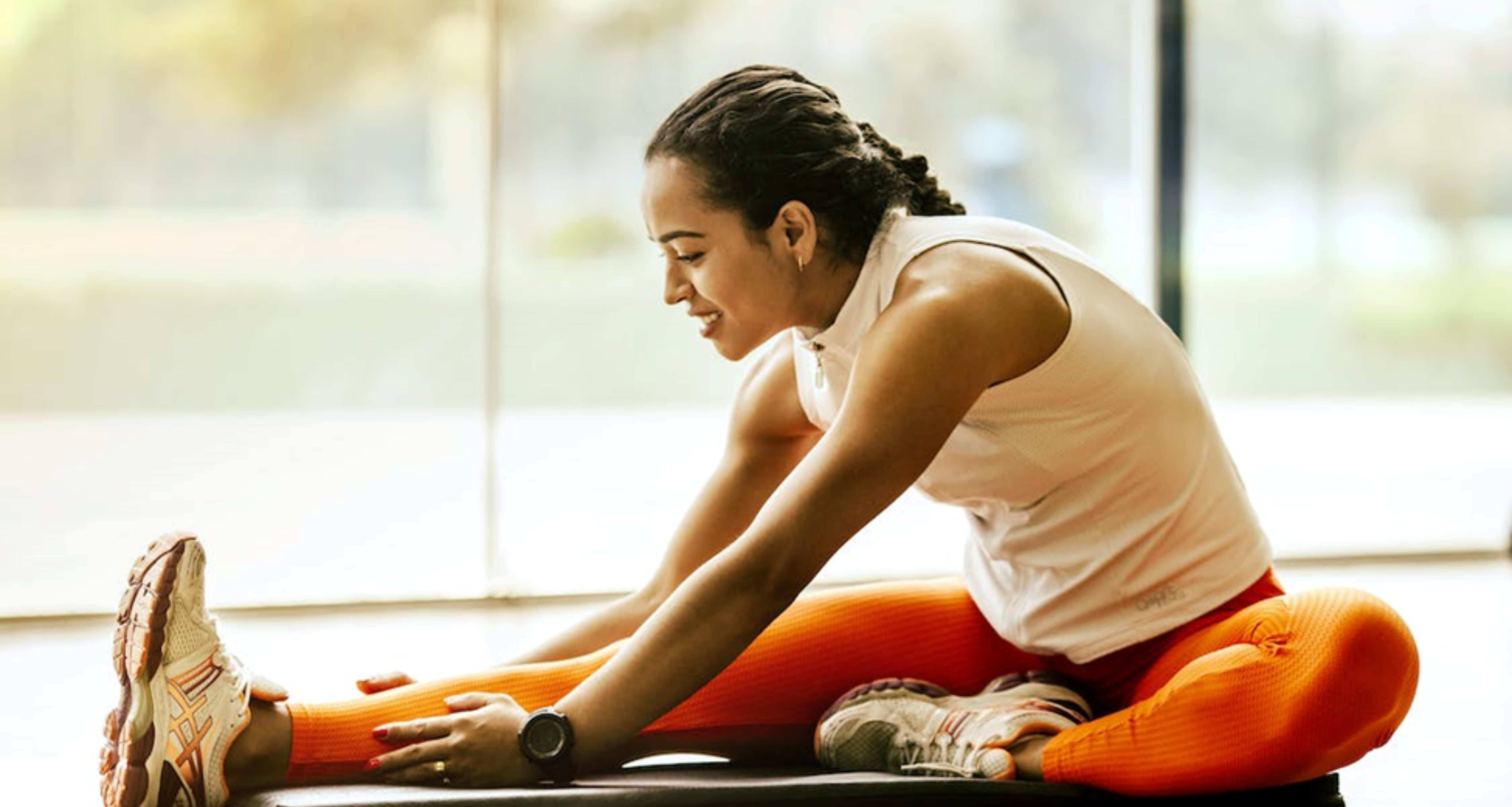  Femmes qui s'étirent au gymnase