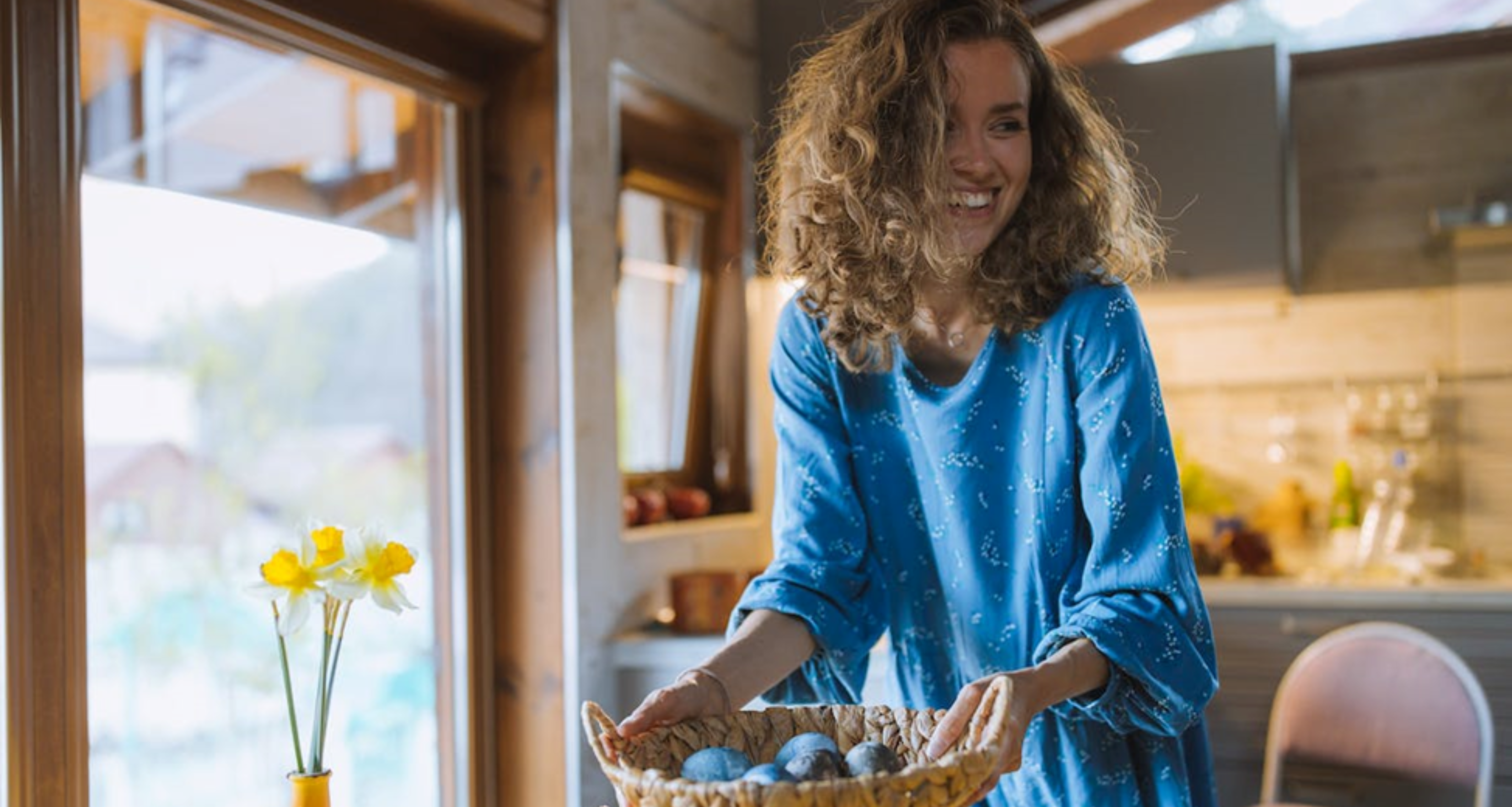 Femmes tenant un panier d'oeufs et souriant