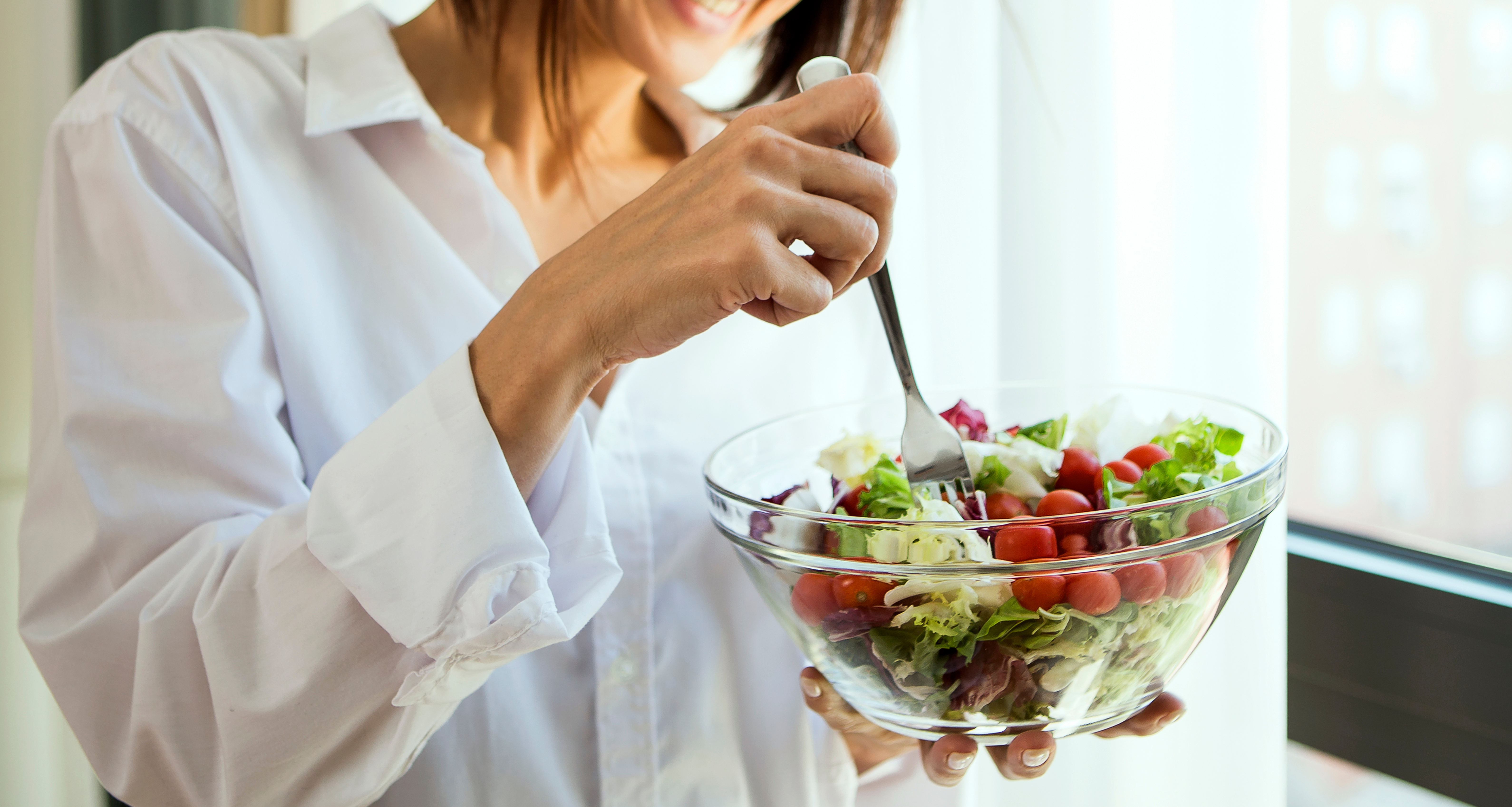 Femmes mangeant une salade