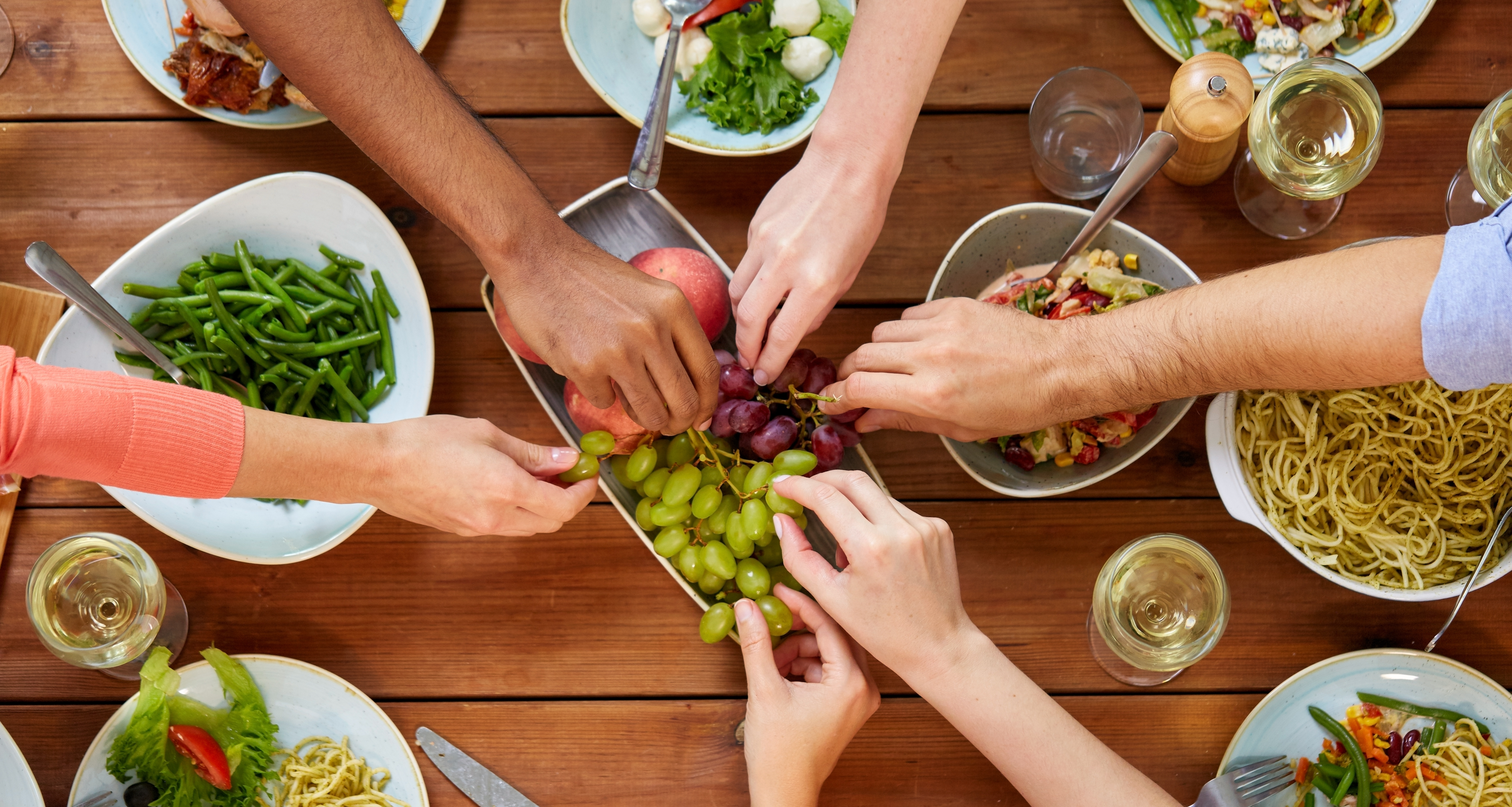  Groupe d'amis dégustant un repas sain