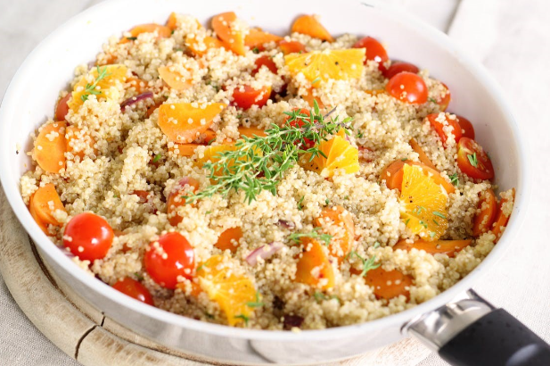 Salade de quinoa saine avec tomates cerises, poivrons et oranges. 