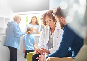 Femme médecin parlant à son patient